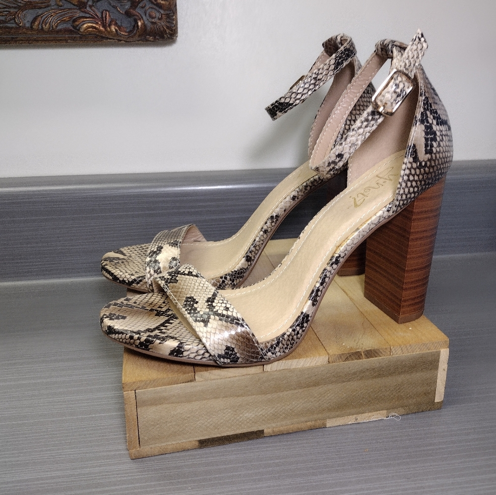 Y-NOT? SNAKE PRINT STRAPPY OPEN-TOE BLOCK HEEL SANDALS/SHOES SIZE 7M - PRE-OWNED